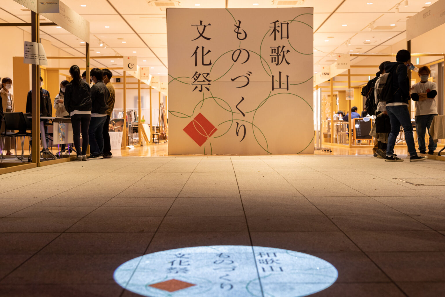 もの文入り口サインとフェスタルーチェ協賛によるライティング